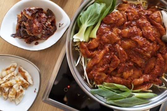 위에서 본 복불고기 냄비와 반찬