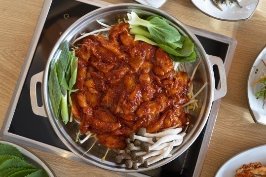 냄비에 담긴 복불고기와 청경채·대파·버섯·콩나물